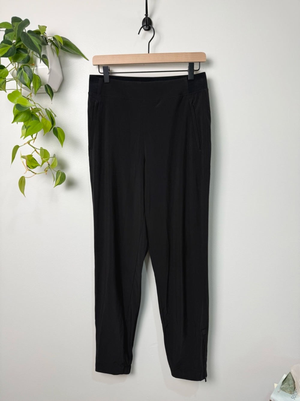Athleta Brooklyn Heights High Rise Jogger Black Athleisure Work Travel 4 Tall